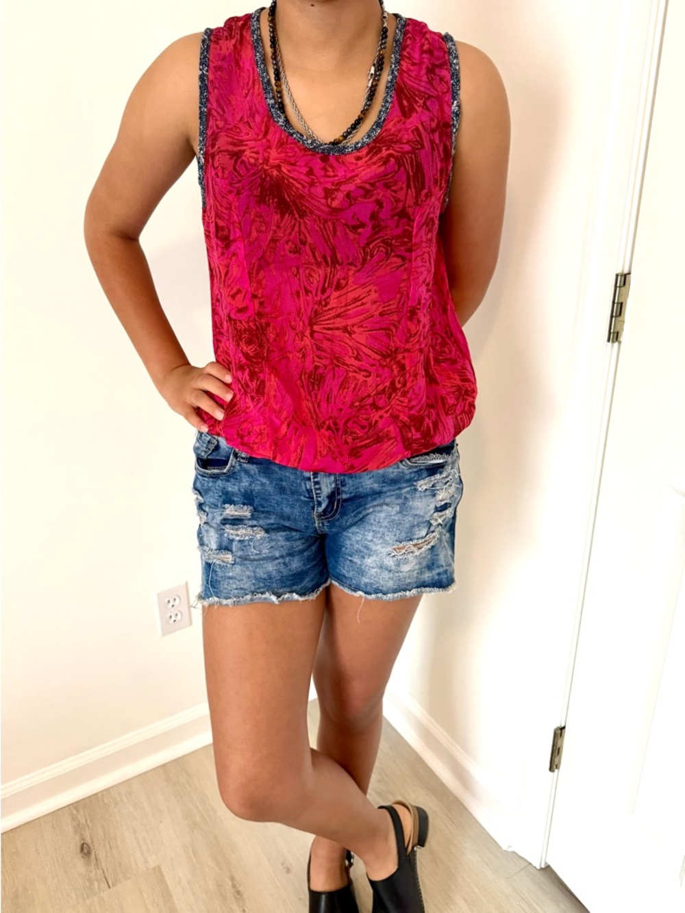 Women’s Sleeveless Magenta Floral-Print Blouse